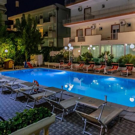 Hotel Beverly リミニ エクステリア 写真