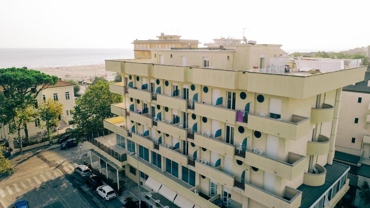 Hotel Beverly リミニ エクステリア 写真