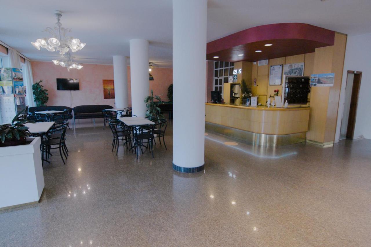 Hotel Beverly リミニ エクステリア 写真