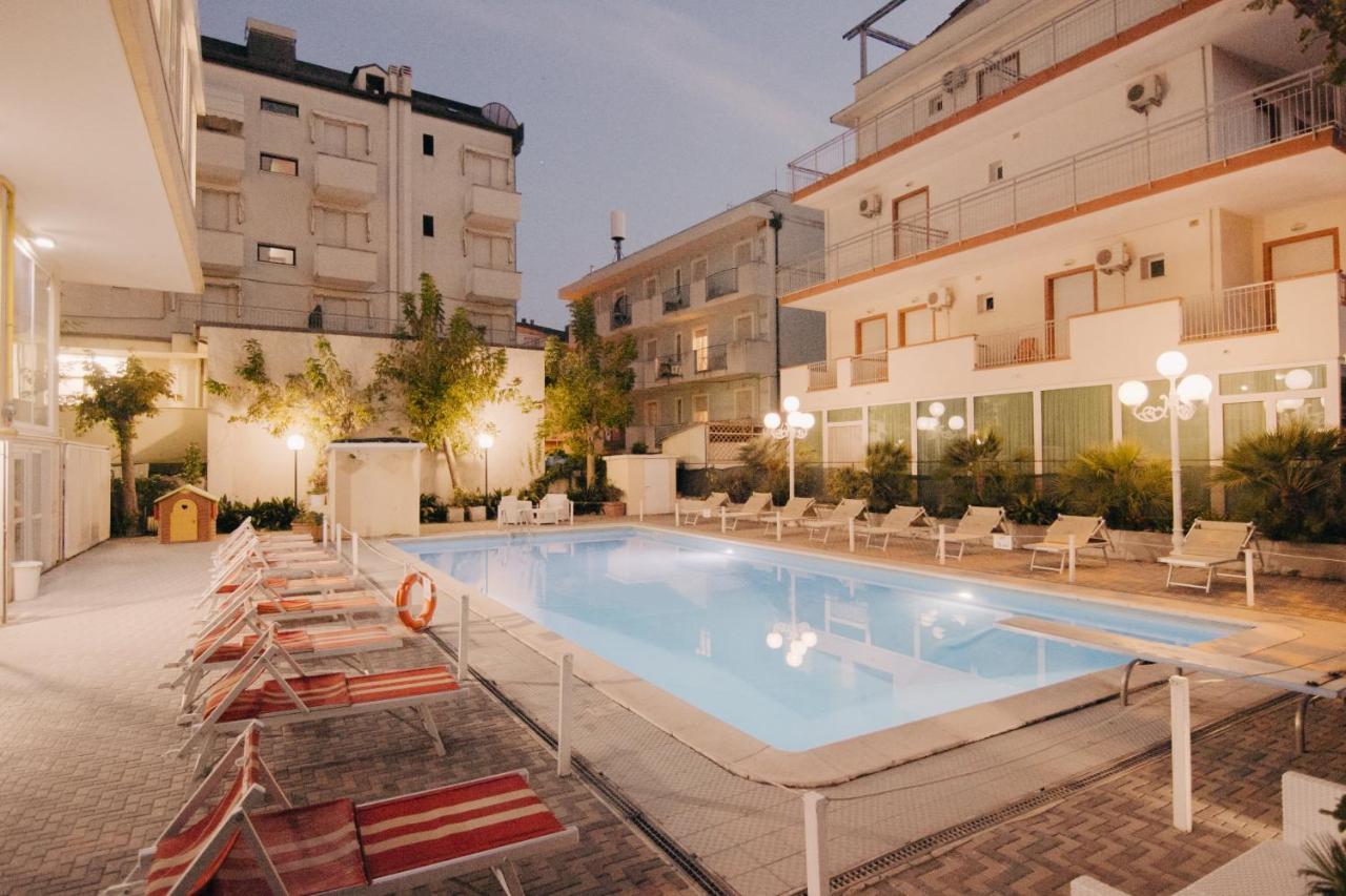 Hotel Beverly リミニ エクステリア 写真