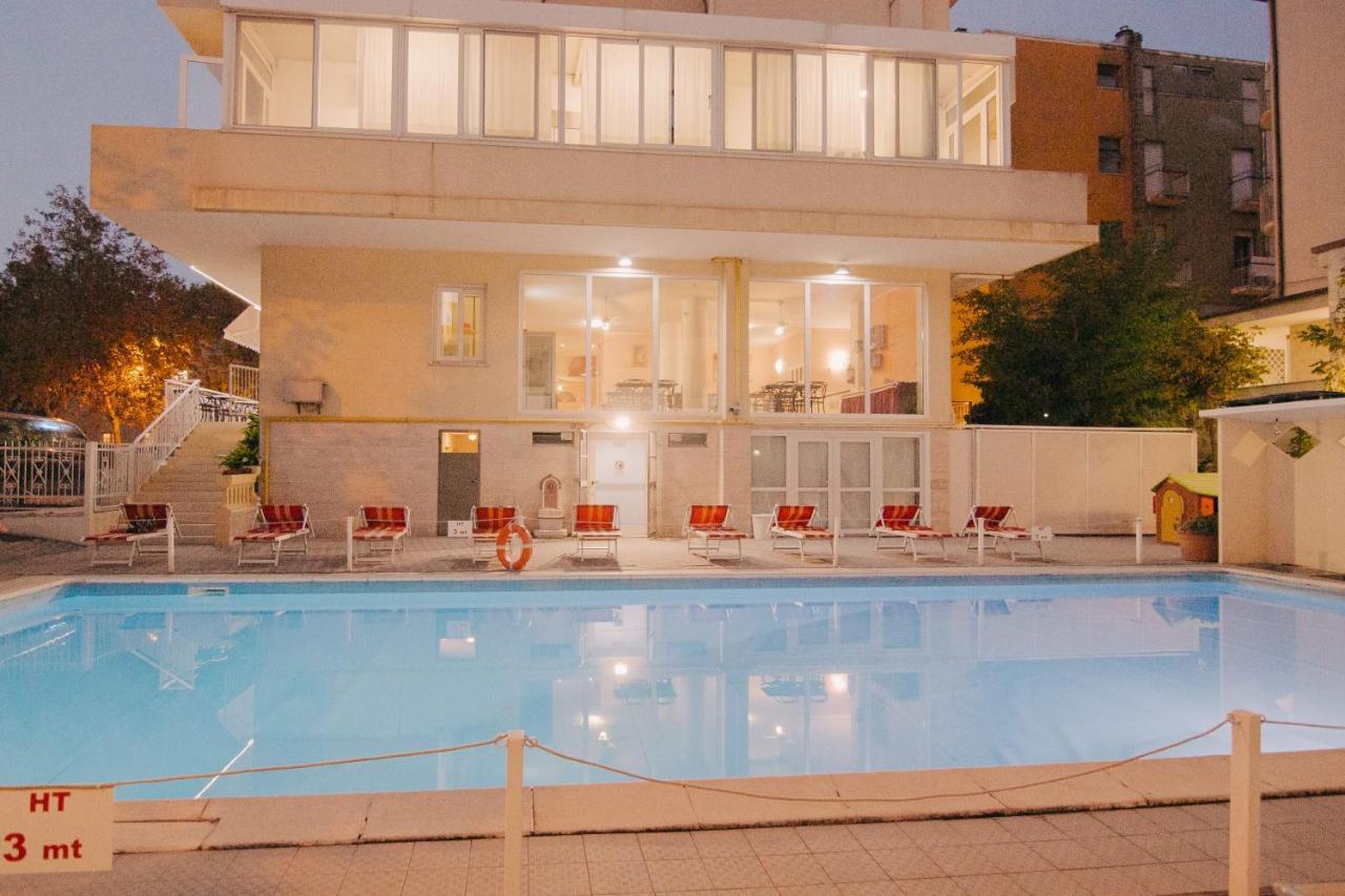Hotel Beverly リミニ エクステリア 写真