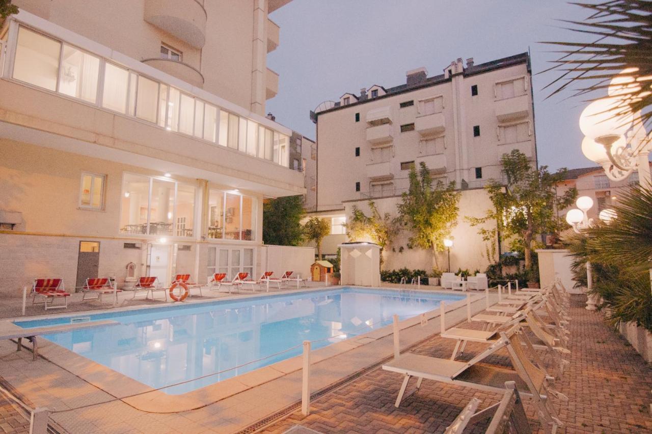 Hotel Beverly リミニ エクステリア 写真