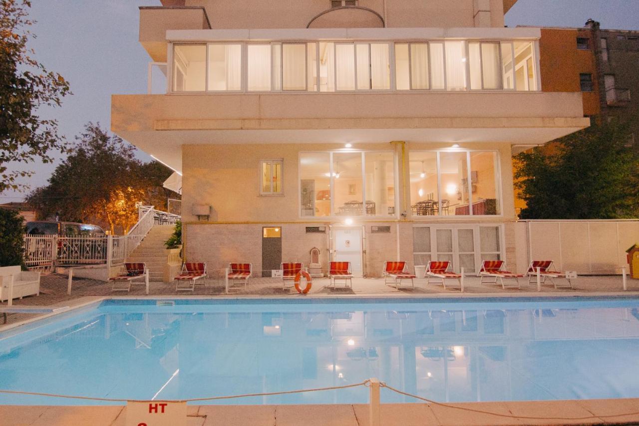 Hotel Beverly リミニ エクステリア 写真