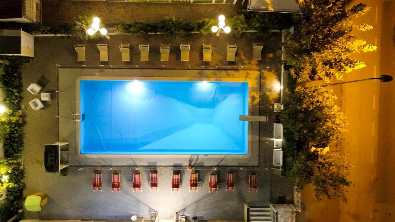 Hotel Beverly リミニ エクステリア 写真