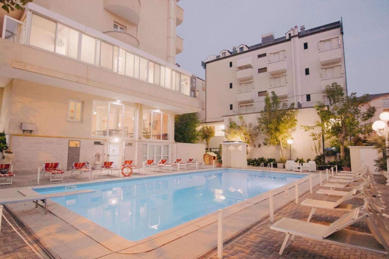 Hotel Beverly リミニ エクステリア 写真