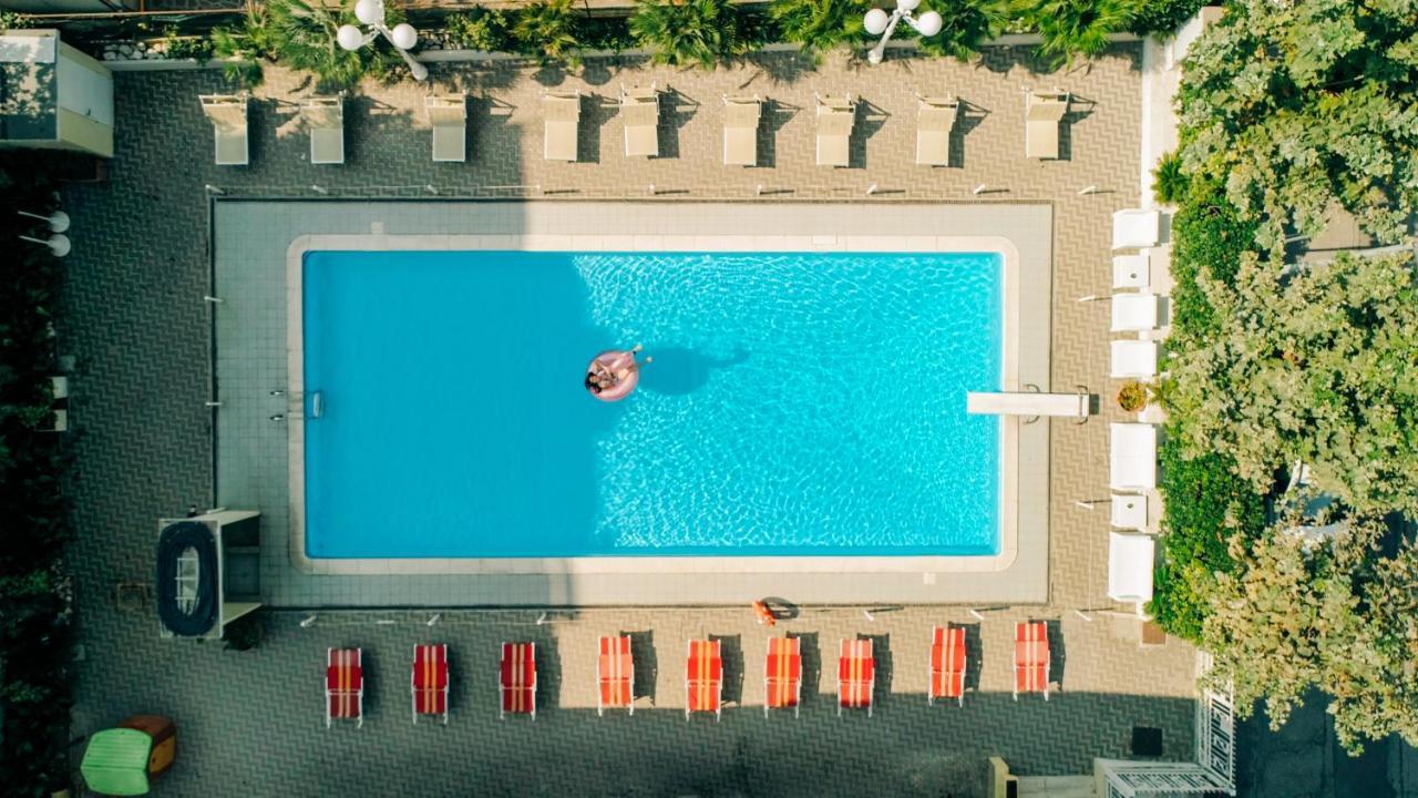 Hotel Beverly リミニ エクステリア 写真