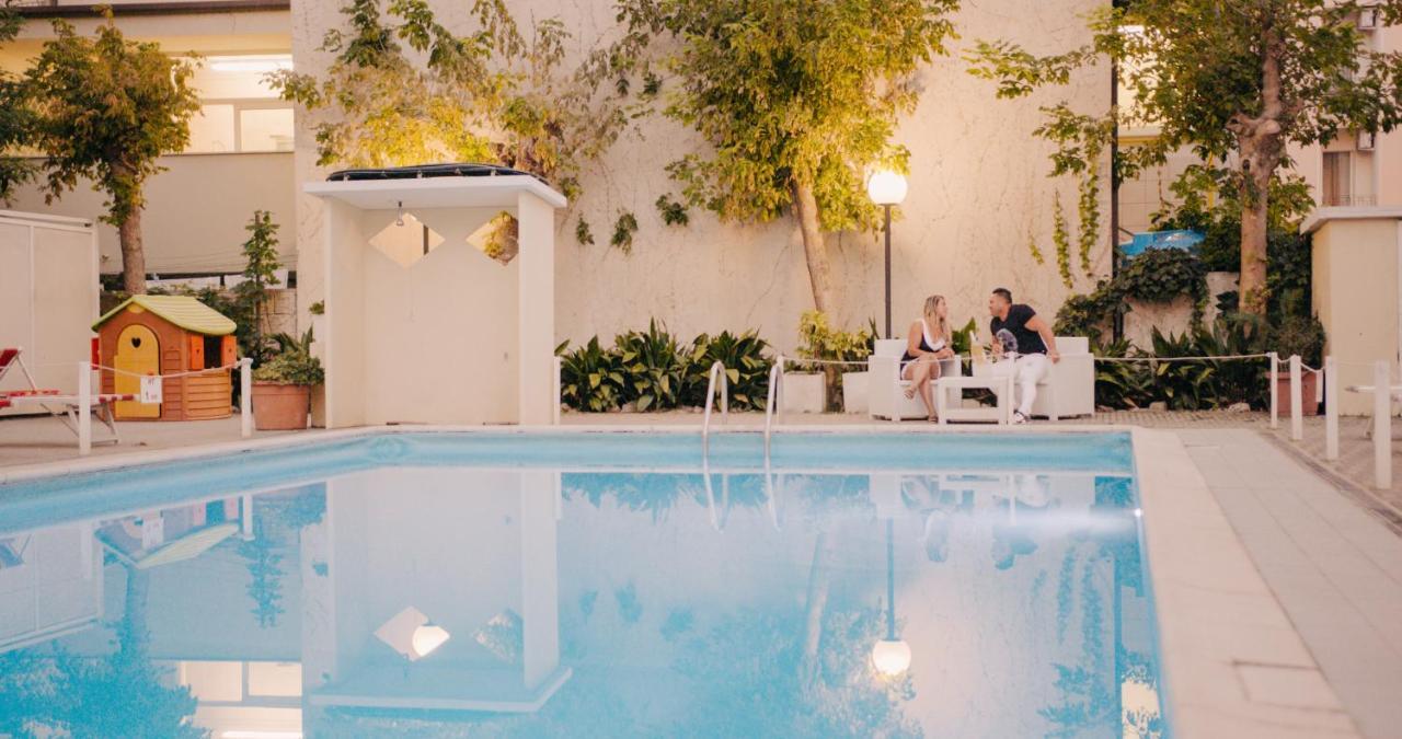 Hotel Beverly リミニ エクステリア 写真