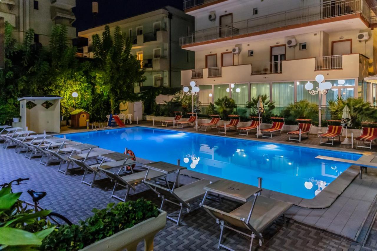 Hotel Beverly リミニ エクステリア 写真