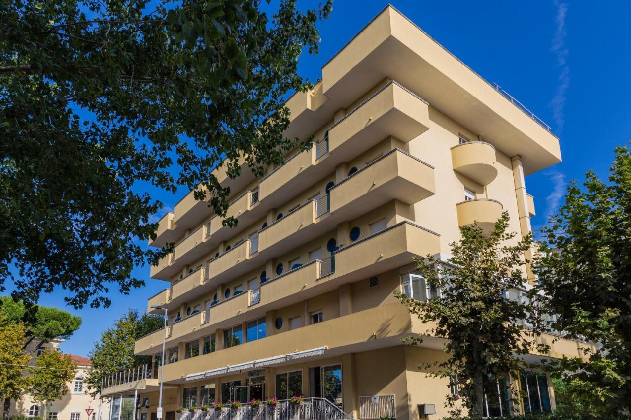 Hotel Beverly リミニ エクステリア 写真