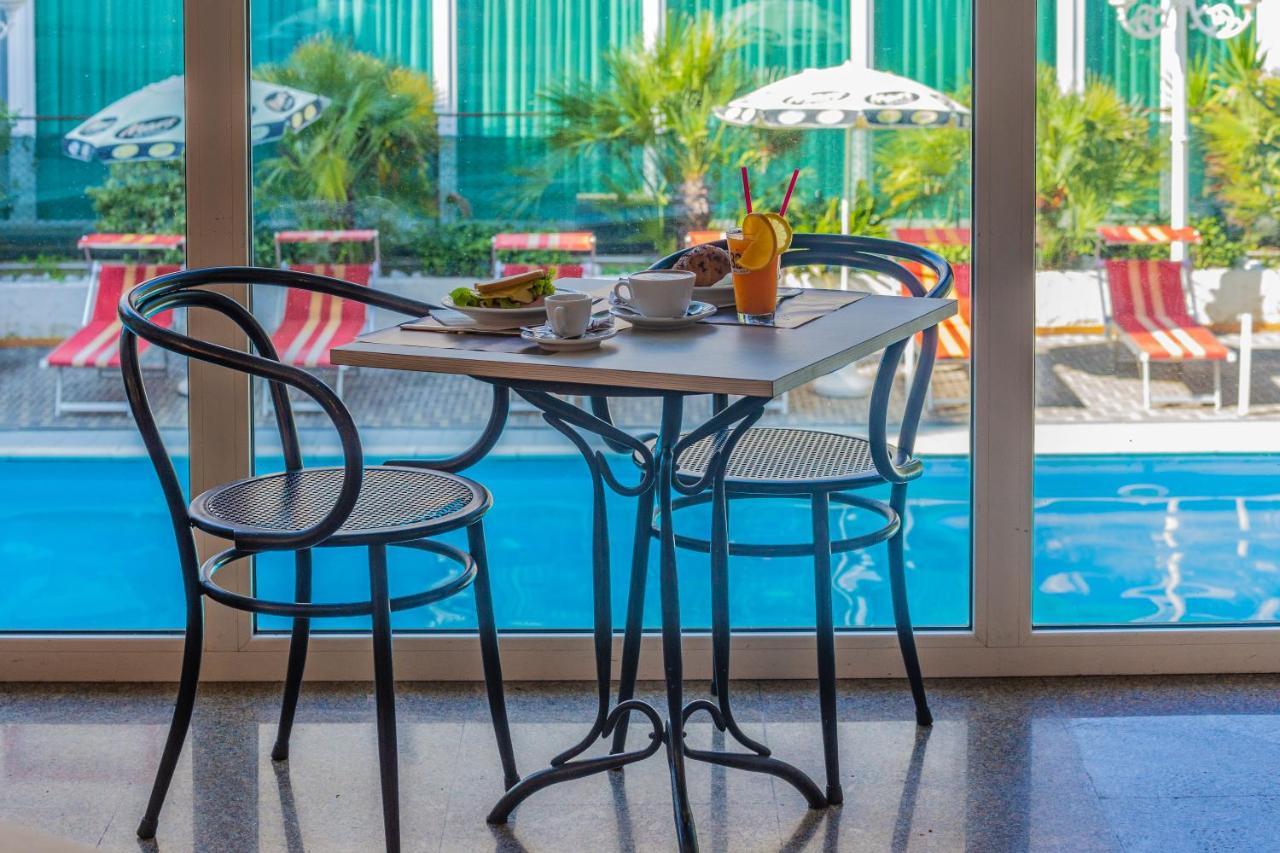 Hotel Beverly リミニ エクステリア 写真